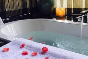 上海长宁区水疗池中的失重冥想：当身体学会漂浮